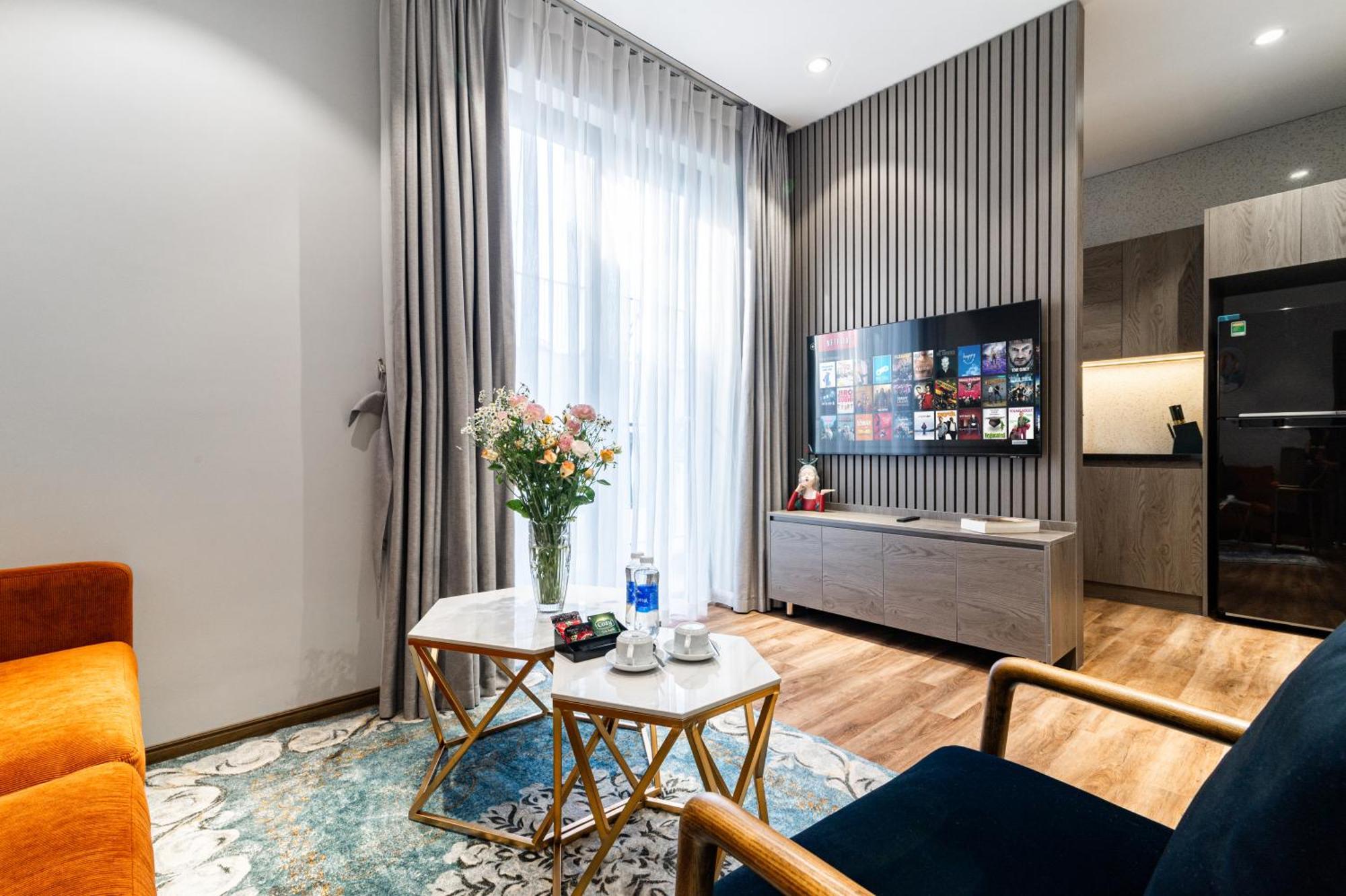 Luxe Paradise Suites Hotel To Ngoc Van Hanoi Exterior photo